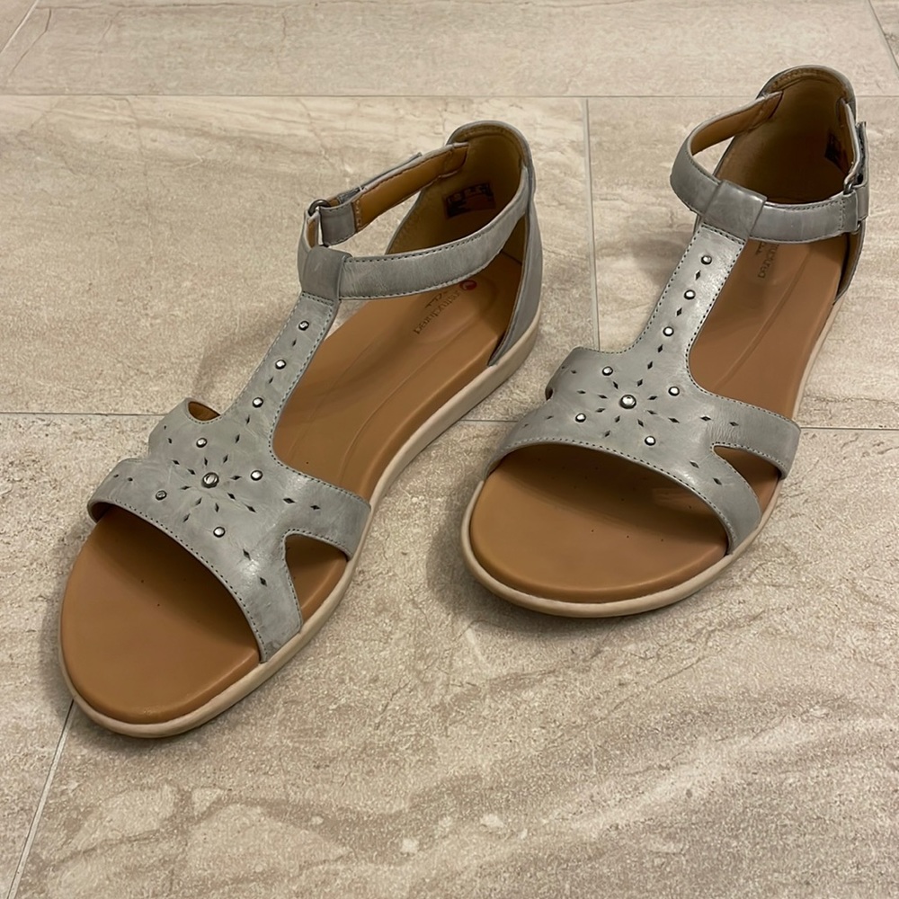 CLARKS Women’s Un Reisel Mara T Strap Sandal Size 12